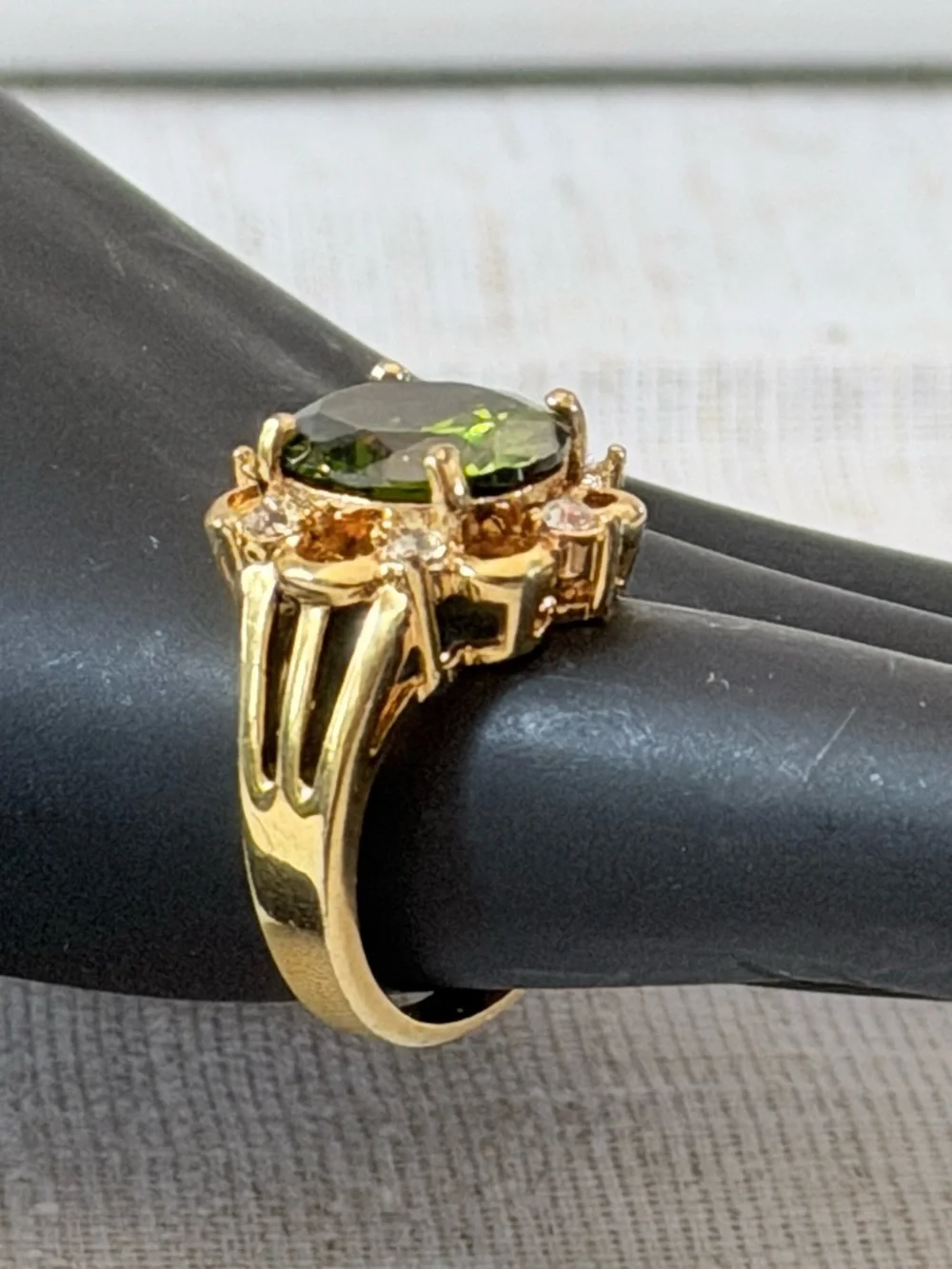Gold-Tone Scalloped Cluster Ring with Faceted Green Stone - Size 7